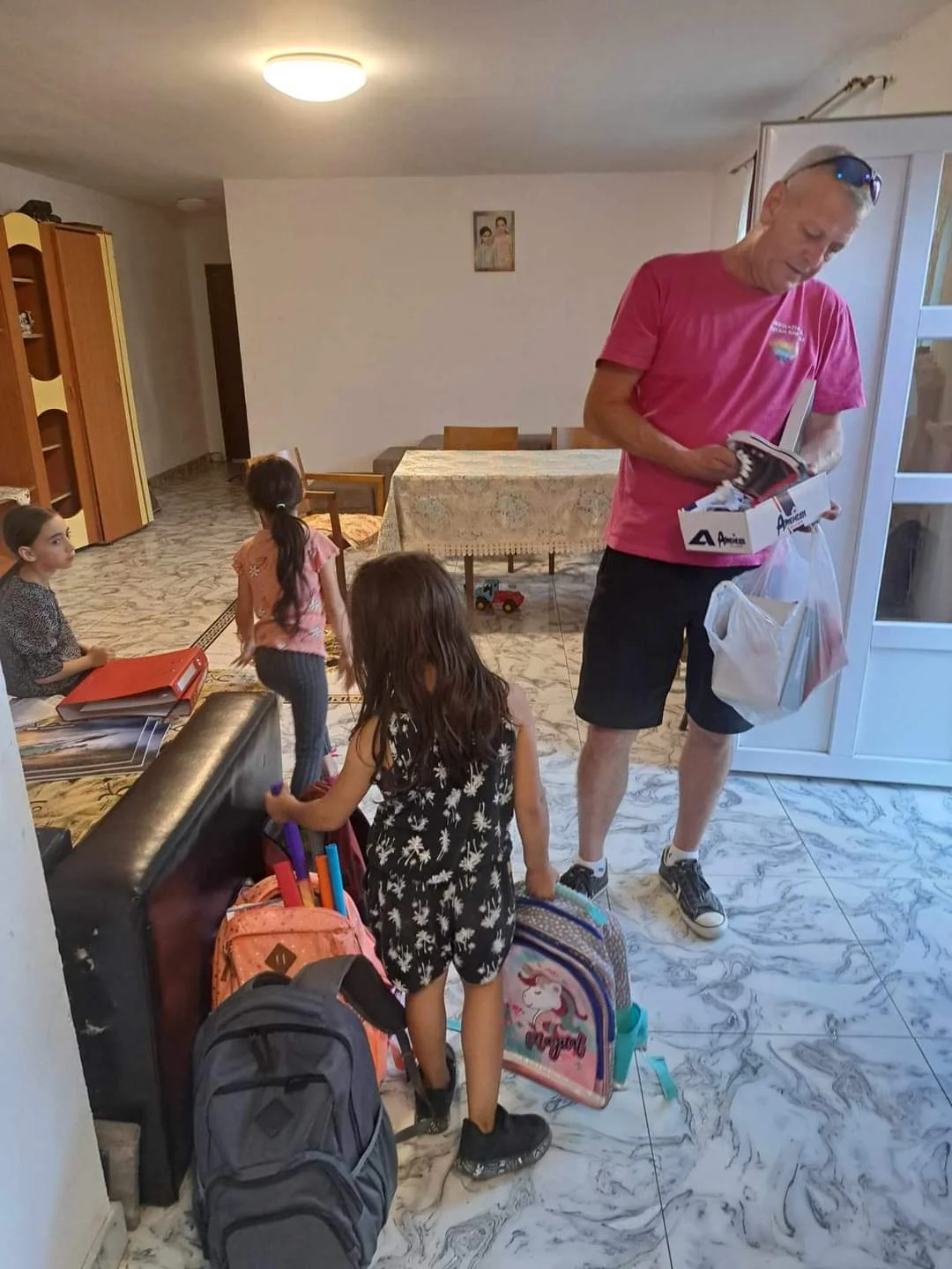 Am distribuit rechizitele tuturor copiilor beneficiarilor noștri implicati în proiectul ”Înapoi la școală” — fotografie 2