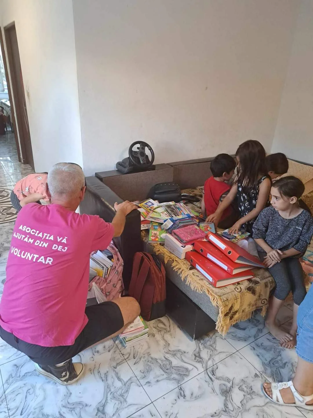 Am distribuit rechizitele tuturor copiilor beneficiarilor noștri implicati în proiectul ”Înapoi la școală” — fotografie 4