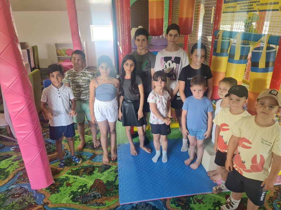 Astăzi, 12 copii beneficiari ai Asociației „Vă Ajutăm din Dej” au avut parte de câteva… — fotografie 2