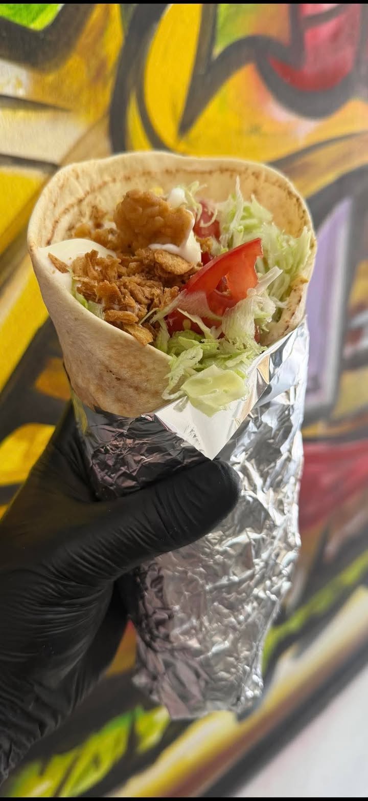 Azi am primit 11 shaorma de la Lyon’s kebab și le-am dus la beneficiarii Asociației. — fotografie 2